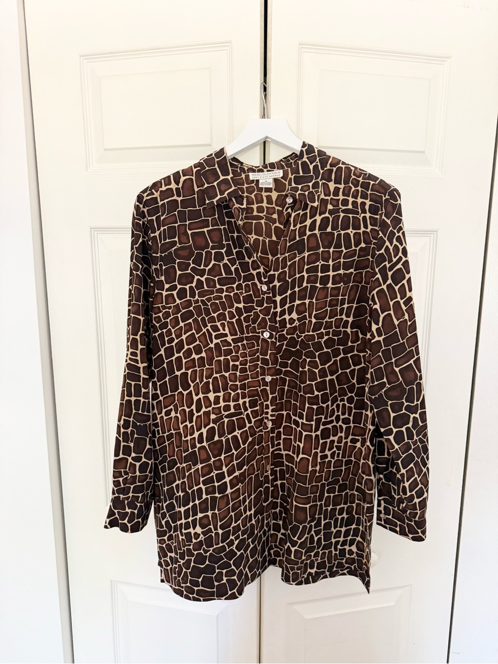 Vintage Saks Fifth Avenue Giraffe Print 100% Silk Blouse Long Sleeve Size Medium - Picture 2 of 7